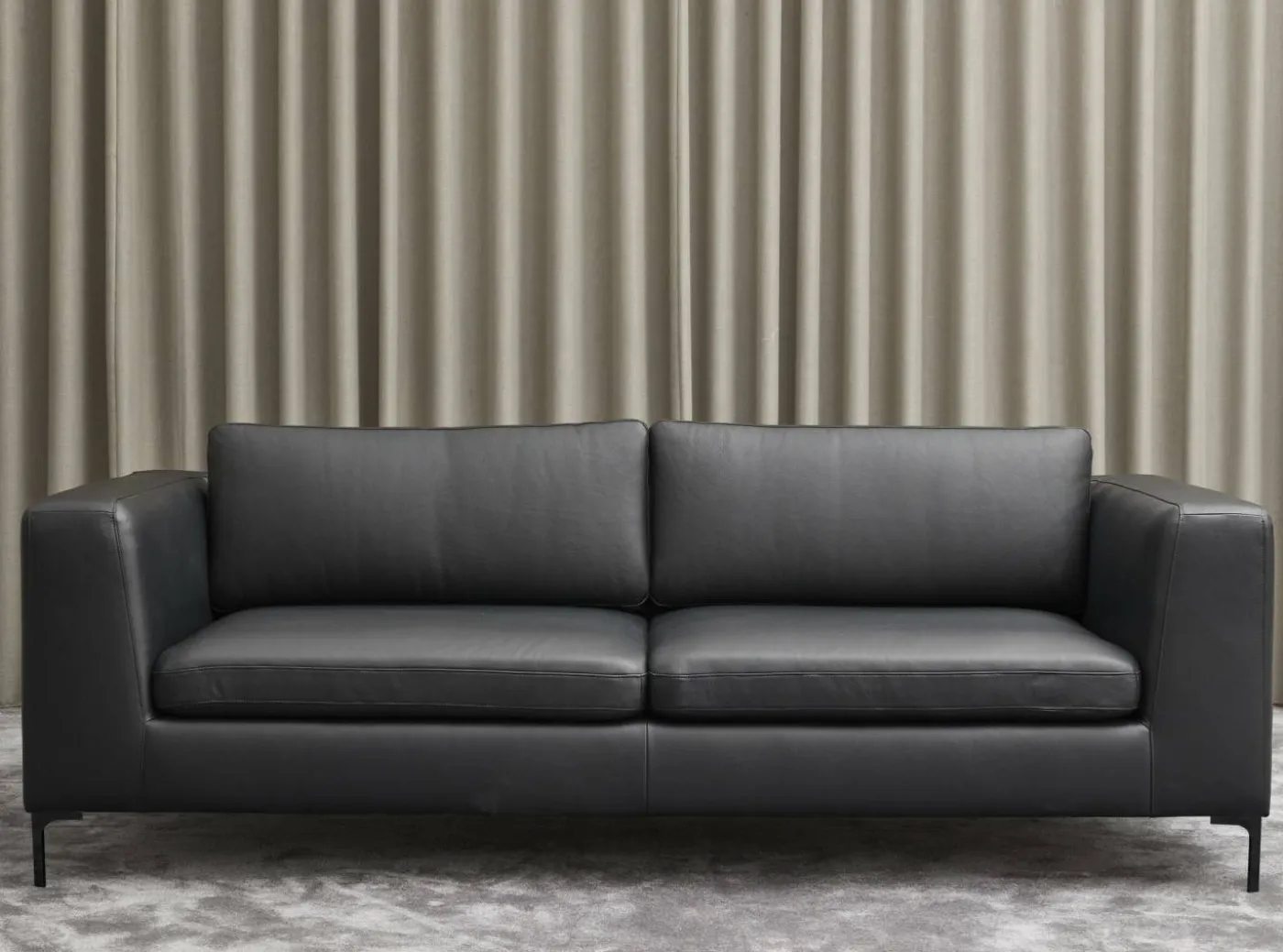 Abraham 3 sits Soffa