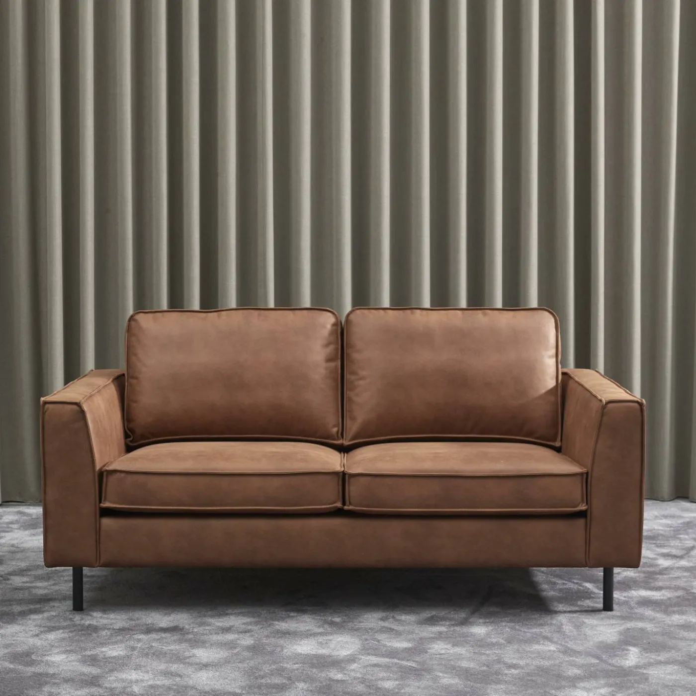 Scott 2 sits Soffa