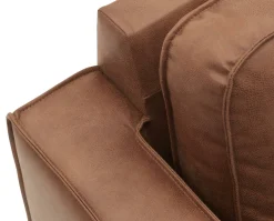 Scott 3 sits Soffa